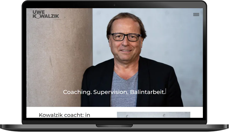 Website Uwe Kowalzik auf dem Laptop